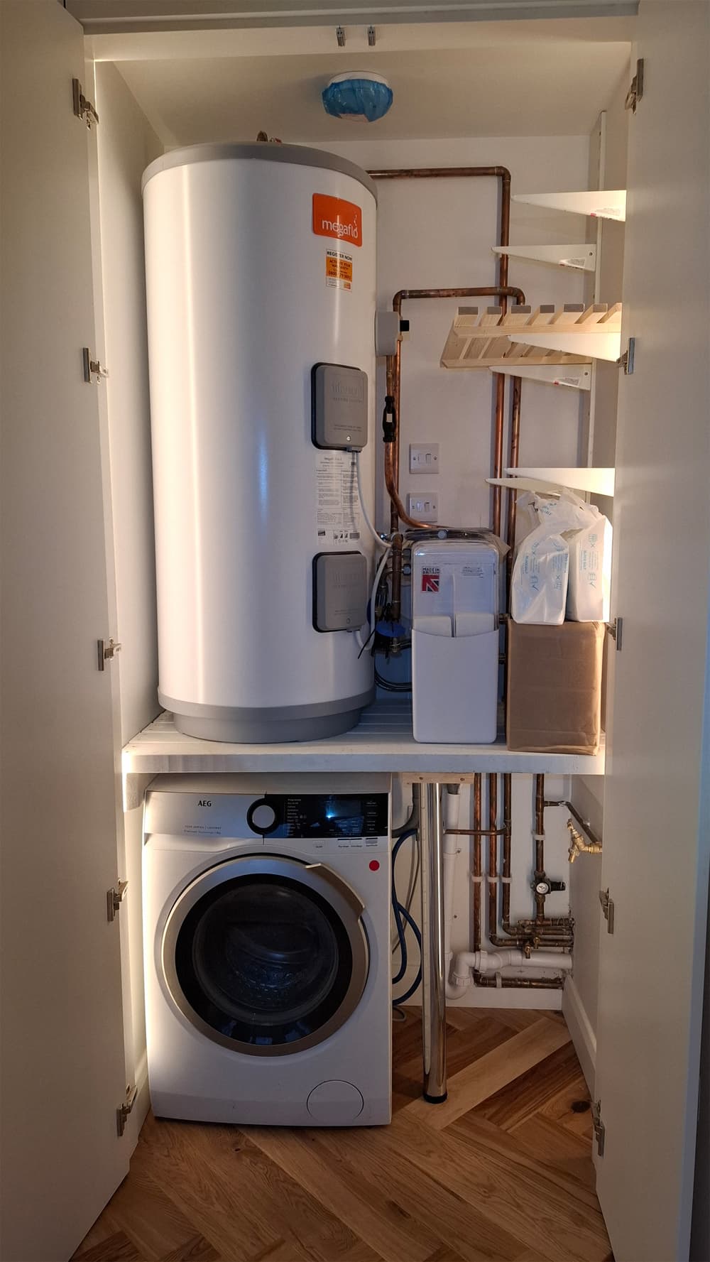 Megaflo unvented cylinder installation above an integrated washing machine